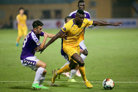 Quang Hải lập siêu phẩm, CLB Hà Nội chiếm ngôi đầu V-League