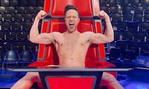 HLV 'The Voice' gây tranh cãi vì khỏa thân mừng học trò chiến thắng