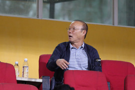 Video: Khán giả vây kín, HLV Park Hang Seo vội vã xuống sân thăm học trò