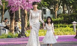 Xuân Lan tái xuất sàn diễn, diện váy trắng tựa như cô dâu cùng con gái làm vedette