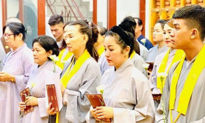 Thúy Nga và Phật tử tụng kinh, cầu siêu cho nghệ sĩ Anh Vũ ở chùa