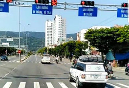 Xác định chủ nhân đoàn ô tô phóng vun vút nối đuôi nhau vượt đèn đỏ ở Đà Nẵng