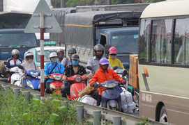 Bốn xe ô tô tông liên hoàn, quốc lộ 5 ùn tắc hàng chục cây số