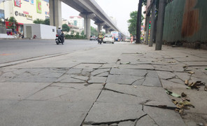 Ảnh: Vỉa hè lát đá độ bền 70 năm, mới dùng 2 năm đã vỡ vụn