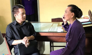 Mẹ nghệ sĩ Anh Vũ ngất xỉu khi đến chùa chuẩn bị tang lễ