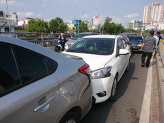 Video: Hiện trường 7 ô tô tông liên hoàn trên cầu vượt ở TP.HCM