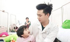 Ảnh: Nam sinh trường Y 'gây sốt' mạng với bức ảnh chăm sóc bệnh nhân nhí
