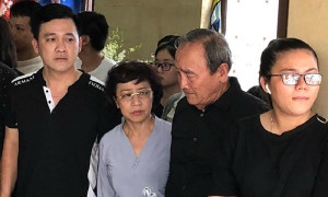 Ba nghệ sĩ Anh Vũ bần thần, bật khóc ở tang lễ con trai