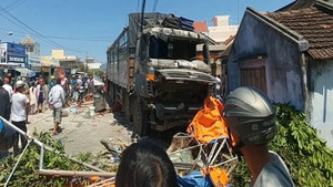 Xe tải mất lái càn quét hàng loạt hàng quán bên đường