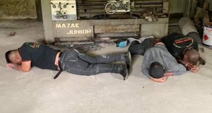 Đòi nợ thuê bị con nợ đánh bầm dập, bắt quỳ lạy: Cha đánh, con livestream lên facebook