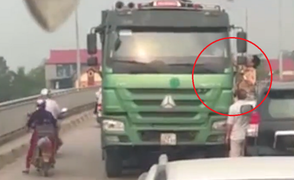 CSGT đu bám xe ‘hổ vồ’ vi phạm luật giao thông lùi xe bỏ chạy