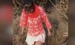 Đeo khăn quàng đỏ thực hiện video 'câu view', cô gái bị bắt giam 12 ngày