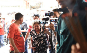 Đội quân livestream gây náo loạn tại đám tang Anh Vũ khiến nghệ sĩ Việt bức xúc