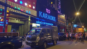 Công an TP.HCM khám xét quán karaoke của Phúc XO