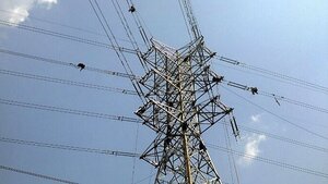 Video: Thót tim nhìn thợ điện ngủ ở độ cao 50 m trên tháp tải