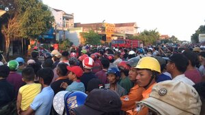 Lửa thiêu rụi tiệm bán đồ gỗ, nhiều người chạy tán loạn