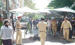 Toàn cảnh xe Lexus biển tứ quý lao vào đoàn người đưa tang ở Bình Định