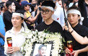 Dòng người đau buồn tiễn đưa nghệ sĩ Anh Vũ về nơi an nghỉ cuối cùng