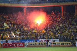 CĐV SLNA đốt pháo sáng, sân Hàng Đẫy lãnh án phạt