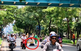 Người đàn ông nhảy từ cầu vượt bộ hành xuống đường ở TP.HCM