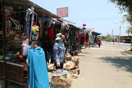Quy hoạch bất hợp lý, tiểu thương ở cảng du lịch Cửa Đại lao đao vì ế khách
