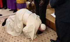 Giáo hoàng Francis quỳ gối hôn chân lãnh đạo Nam Sudan tại Tòa thánh Vatican