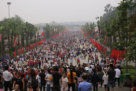 Video: Đền Hùng đông nghẹt thở trước ngày giỗ tổ Hùng Vương