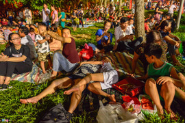 Video: Hàng ngàn người vạ vật ngủ qua đêm ở ngoài trời chờ khai mạc giỗ Tổ