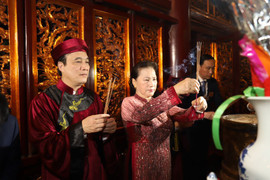 Ảnh: Chủ tịch Quốc hội dâng hương tưởng nhớ các Vua Hùng