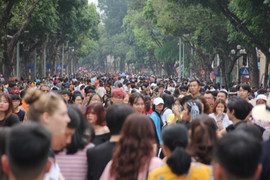 Ảnh: Phố đi bộ Hồ Gươm đặc kín người trong ngày nghỉ lễ giỗ Tổ Hùng Vương