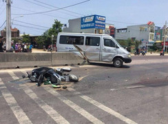 Va chạm xe khách, người đàn ông ngã xuống đường bị xe tải tông chết