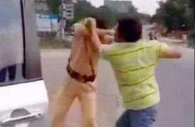 Vi phạm giao thông bị lập biên bản, nam thanh niên dọa đốt xe, cầm mũ bảo hiểm đánh CSGT