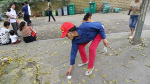 Nữ công nhân ở Đền Hùng: 'Rác thải gấp 10 lần, tôi vừa nhắc bỏ rác vào thùng quay ra đã thấy bỏ đó'