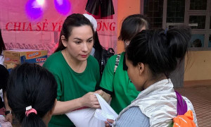Mừng tuổi mới, Phi Nhung tất bật cùng con nuôi đi từ thiện