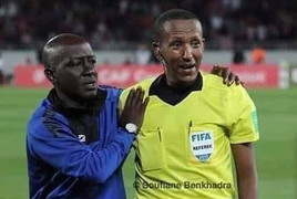 Trọng tài bật khóc khi chứng kiến thủ môn bị chấn thương khủng khiếp