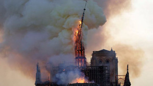 Video: Khoảnh khắc tòa tháp giữa Nhà thờ Đức Bà Paris đổ sụp trong vụ cháy