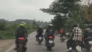 Clip: Nhóm phượt thủ dàn hàng ngang, chắn đầu ô tô khiến dân mạng bức xúc