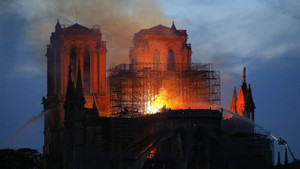 Video: Nhà thờ Đức Bà Paris bốc cháy thế nào?