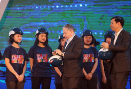 Công ty tổ chức đua F1 Việt Nam tặng 10.000 mũ bảo hiểm cho học sinh, sinh viên