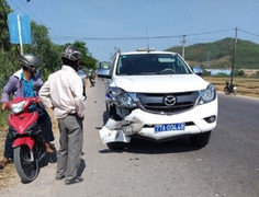 Truy đuổi xe tải vi phạm, xe CSGT tông xe máy, một người nguy kịch