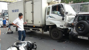 Clip: Xe tải đâm hàng loạt phương tiện dừng đèn đỏ tại Quảng Bình