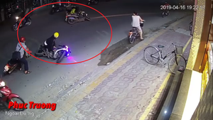 Clip: Tông vào hai cô gái, tên trộm xe máy bỏ của chạy lấy người