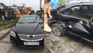 Barie không hạ khi tàu đến, ô tô Camry lao từ ngõ ra bị húc văng hàng chục mét