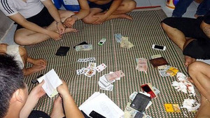 Bắt phó công an xã nhận tiền để bỏ qua cho con bạc