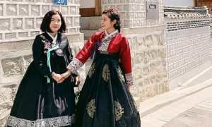 Á hậu Huyền My: ‘Mẹ thường đi công tác cùng nên tôi khó tìm người yêu’