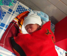 Bé gái sơ sinh nặng hơn 1kg bị bỏ rơi trước nhà dân