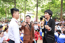 Hoa hậu H'Hen Niê chia sẻ cách phòng tránh bạo lực học đường cho học sinh ở đắk Lắk