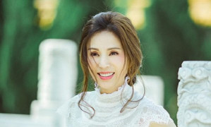 'Tiểu Long Nữ đẹp nhất màn ảnh' khoe nhan sắc tươi trẻ tuổi 46