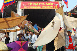 Video: Hàng trăm người đội nắng thả diều ở cánh đồng ven Hà Nội