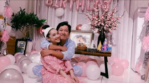 Trường Giang mặc đồ ngủ, ôm hôn Nhã Phương ở tiệc sinh nhật